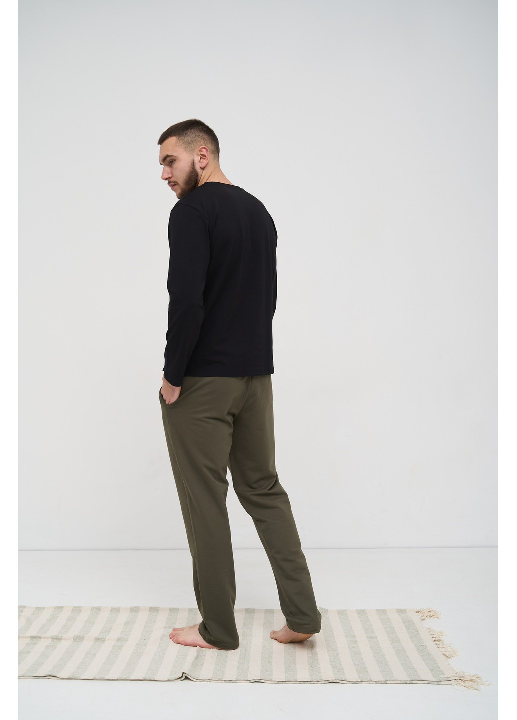 Піжама чоловіча COTTON BASIC лонгслів чорний + штани прямі хакі Handy Wear (275995019)