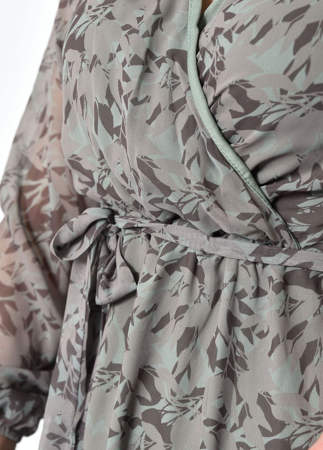 Оливковое (хаки) кэжуал платье женское цвета хаки с листьями баллон Let's Shop с абстрактным узором