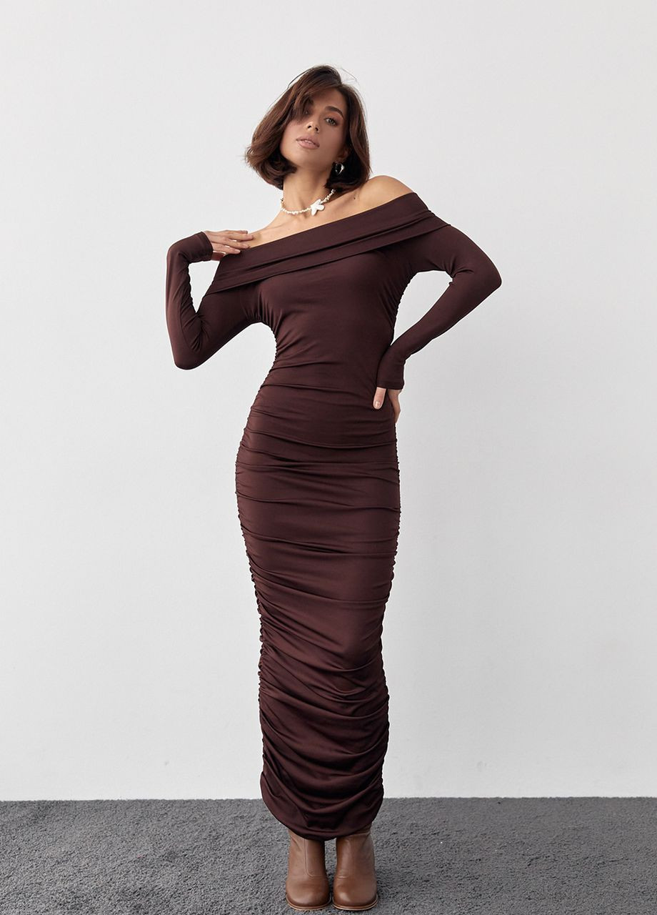 Коричневое вечернее силуэтное платье с драпировкой и открытыми плечами - коричневый Lurex