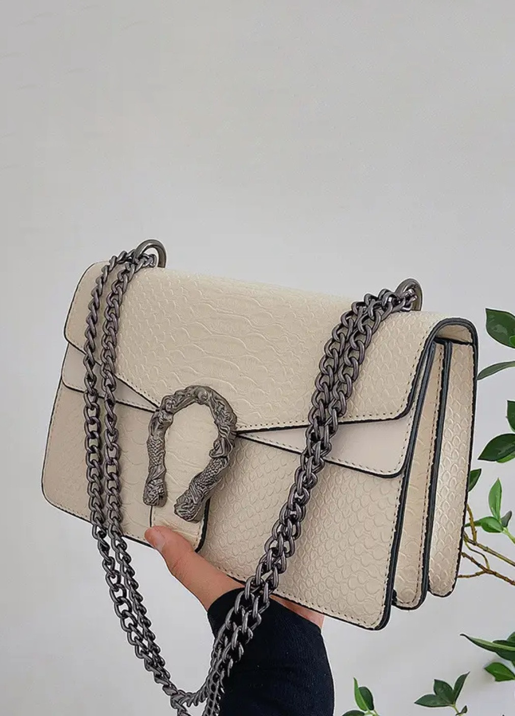 Жіноча класична сумка з залізною підковою біла No Brand (256989674)