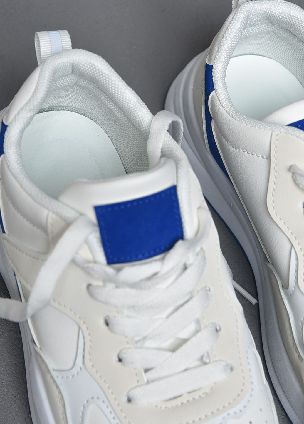 Белые демисезонные кроссовки женские бело-синего цвета на шнуровке Let's Shop
