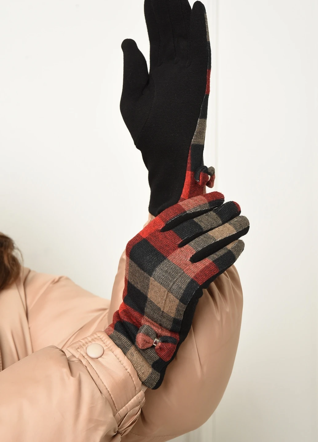 Рукавички жіночі текстильні на флісі чорно-червоного кольору Let's Shop (256691064)