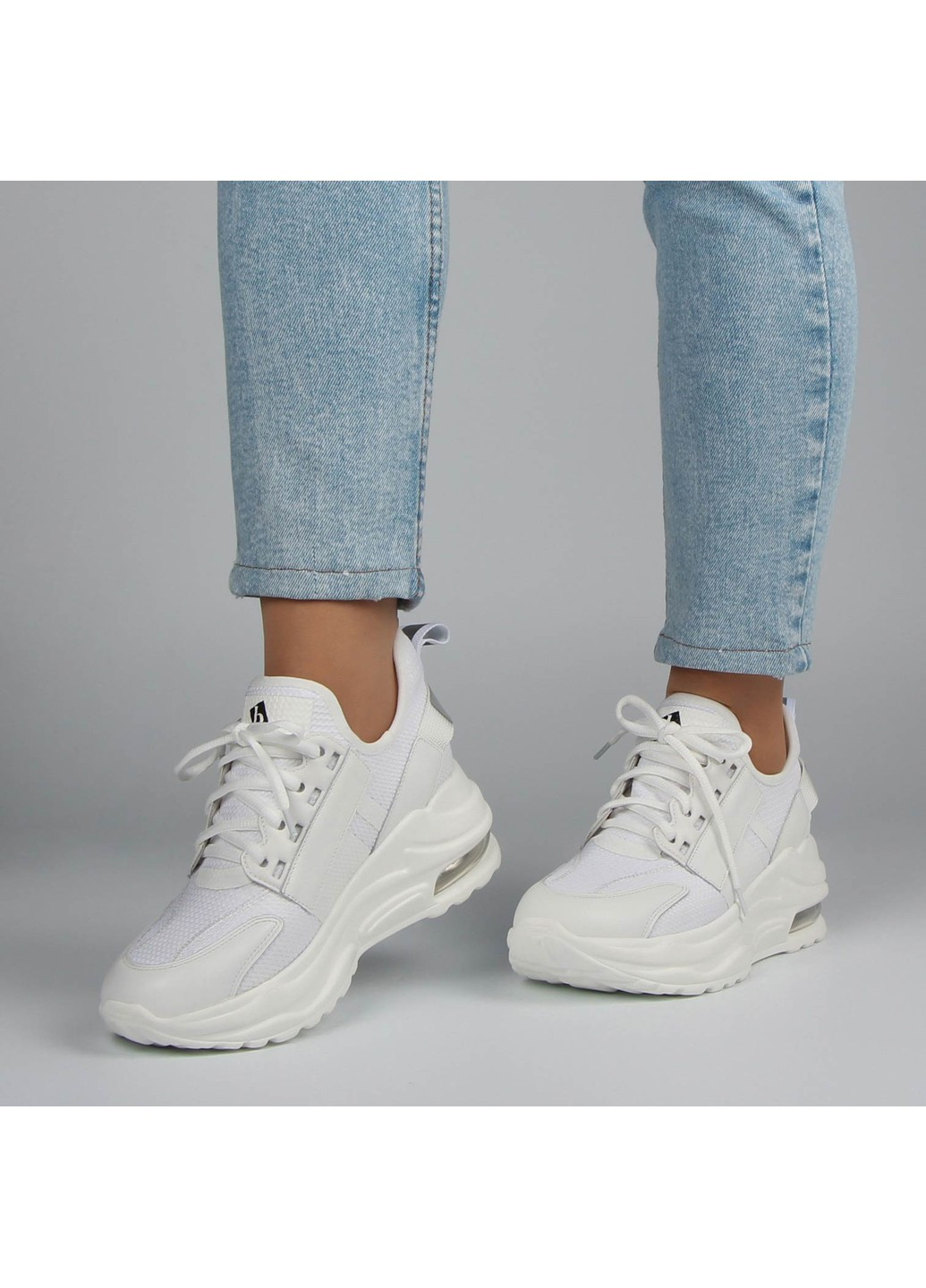 Белые демисезонные женские кроссовки 196827 Buts