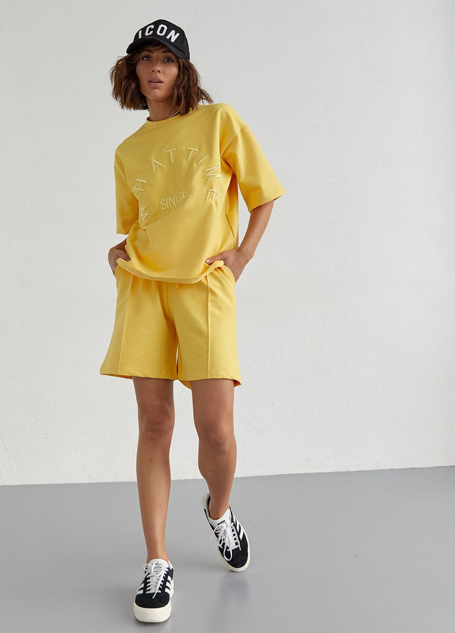 Трикотажный женский костюм с шортами и футболкой с вышивкой - желтый Lurex (262810242)