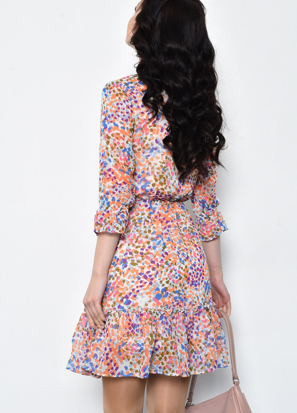 Персиковое кэжуал платье женское шифоновое персикового цвета с разноцветными узорами баллон Let's Shop с абстрактным узором