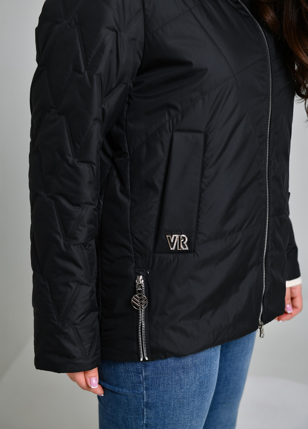 Черная демисезонная женская демисезонная короткая куртка большие размеры черная 723232 Visdeer