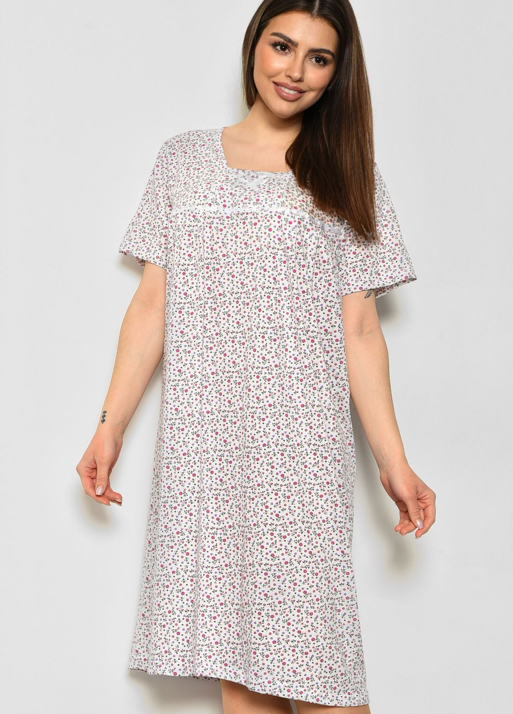 Нічна сорочка жіноча батальна білого кольору з квітковим принтом Let's Shop (277925749)