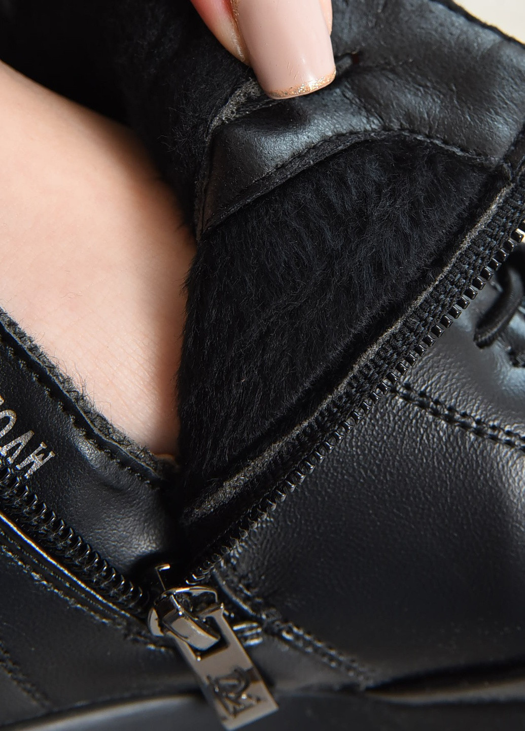 Осенние ботинки женские демисезонные черного цвета на молнии Let's Shop из искусственной кожи