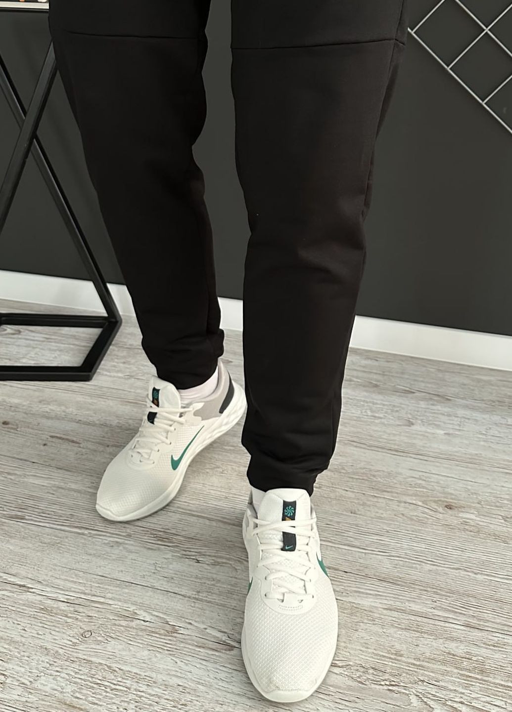Демісезонні штани чорні з лого Nike білий лого двонитка Vakko (260741078)