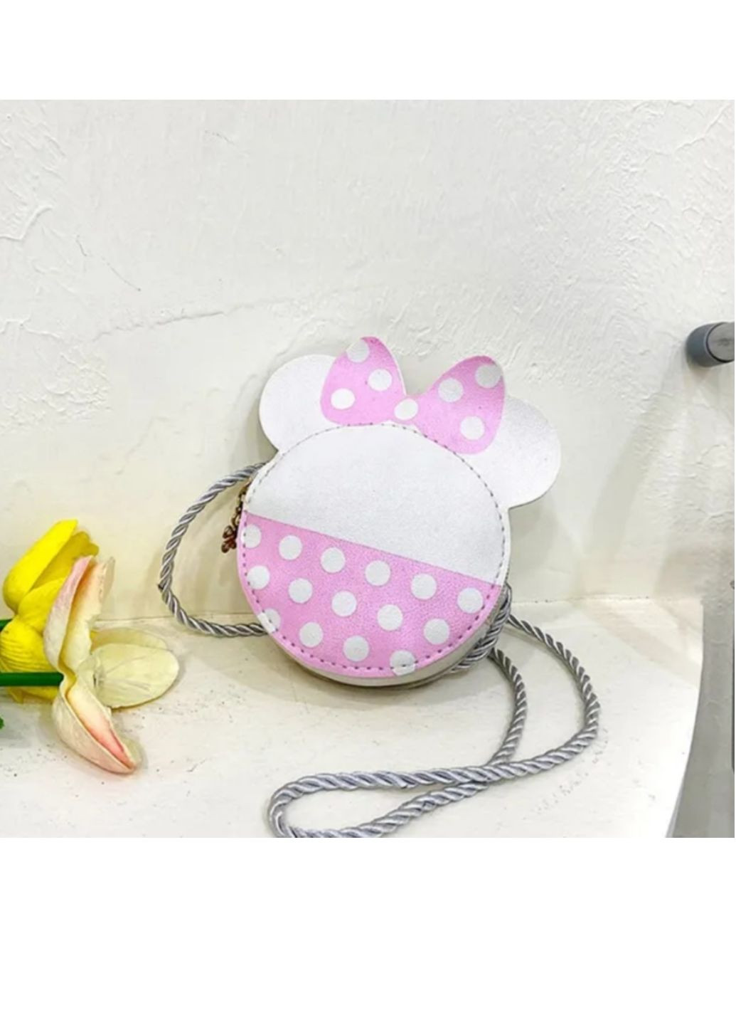 Детская маленькая круглая сумка-таблетка Дисней Минни Маус бело-розовая No Brand (259983335)