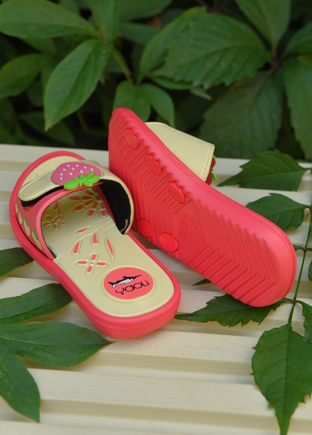 Шлепки детские для девочки кораллового цвета с клубничкой Let's Shop (259873843)