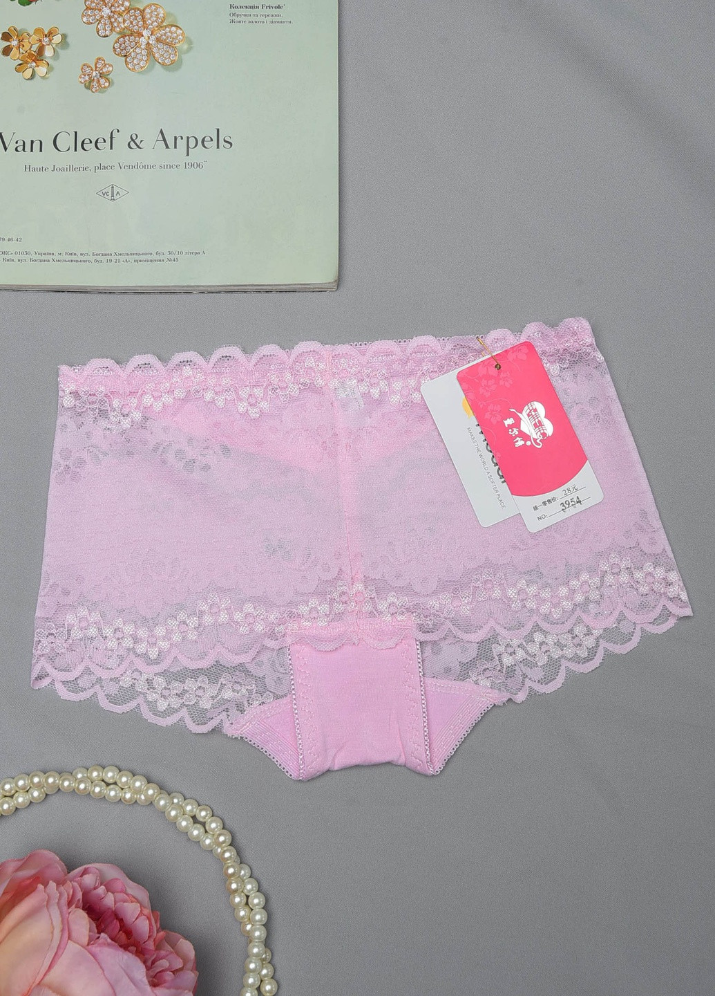 Трусы женские гипюровые светло-розового цвета размер 40-42 Let's Shop (257588869)