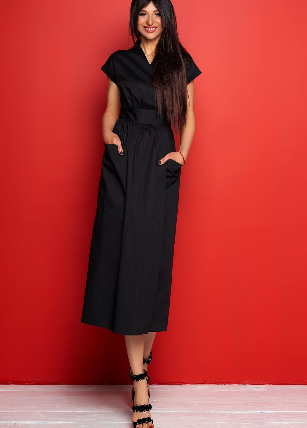 Черное повседневный платье на запах из натуральной ткани Jadone Fashion однотонное