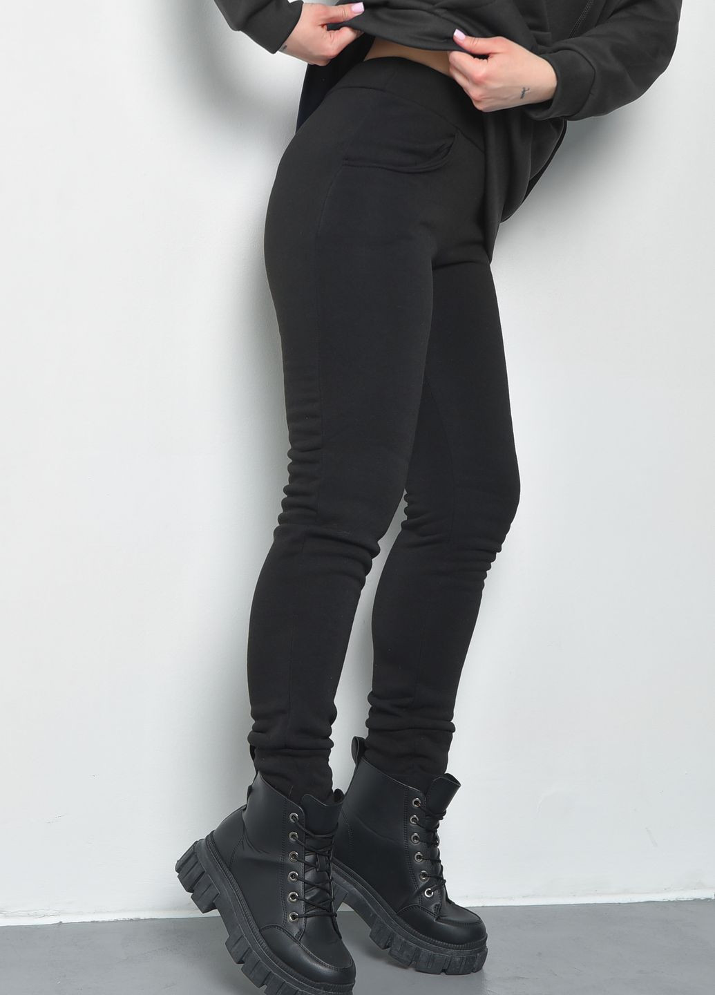 Спортивні штани жіночі на флісі чорного кольору Let's Shop (271126561)