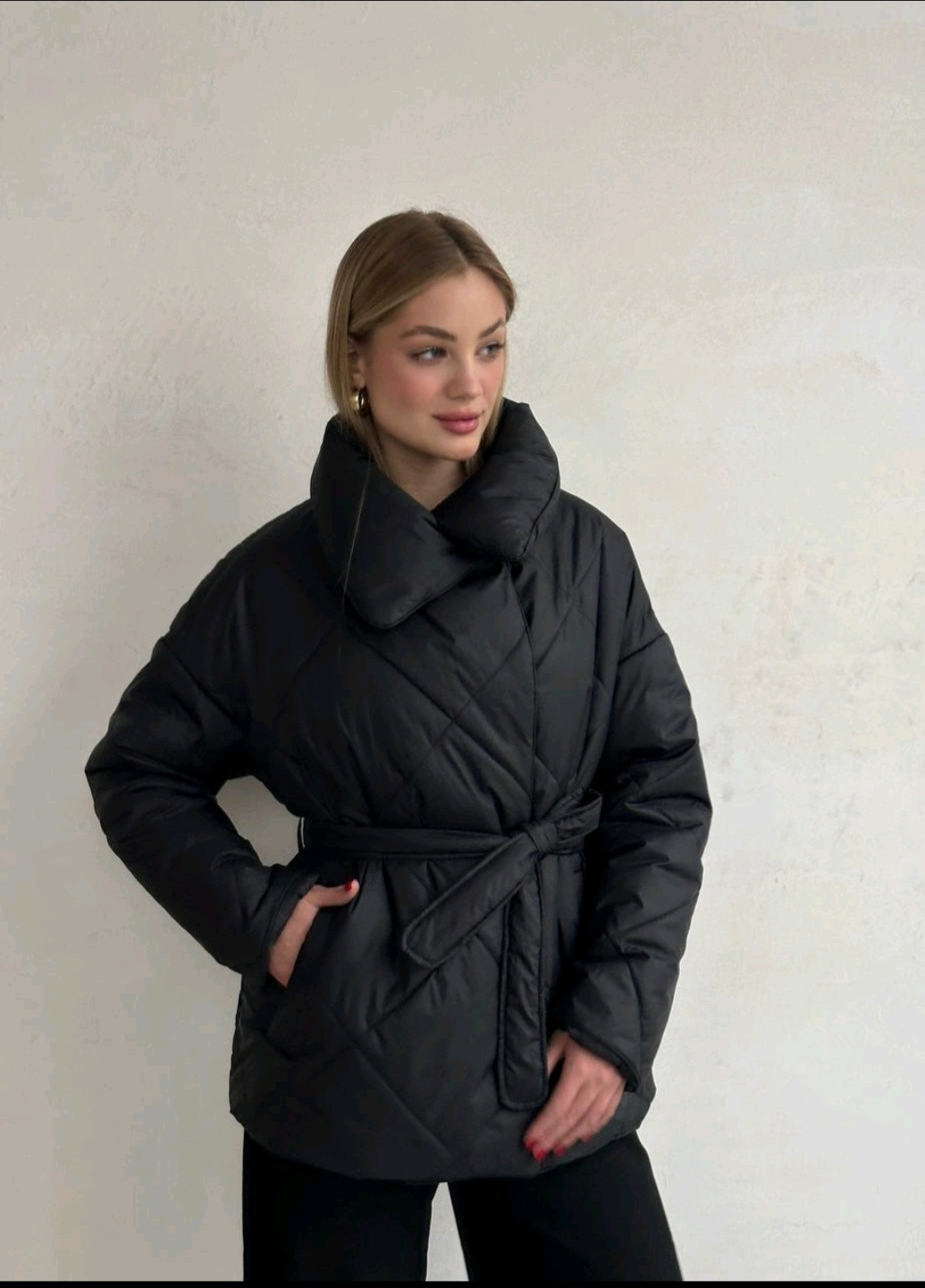 Чорна демісезонна куртка жіноча демисезонна стьогана подовжена Fenix оверсайз під пояс