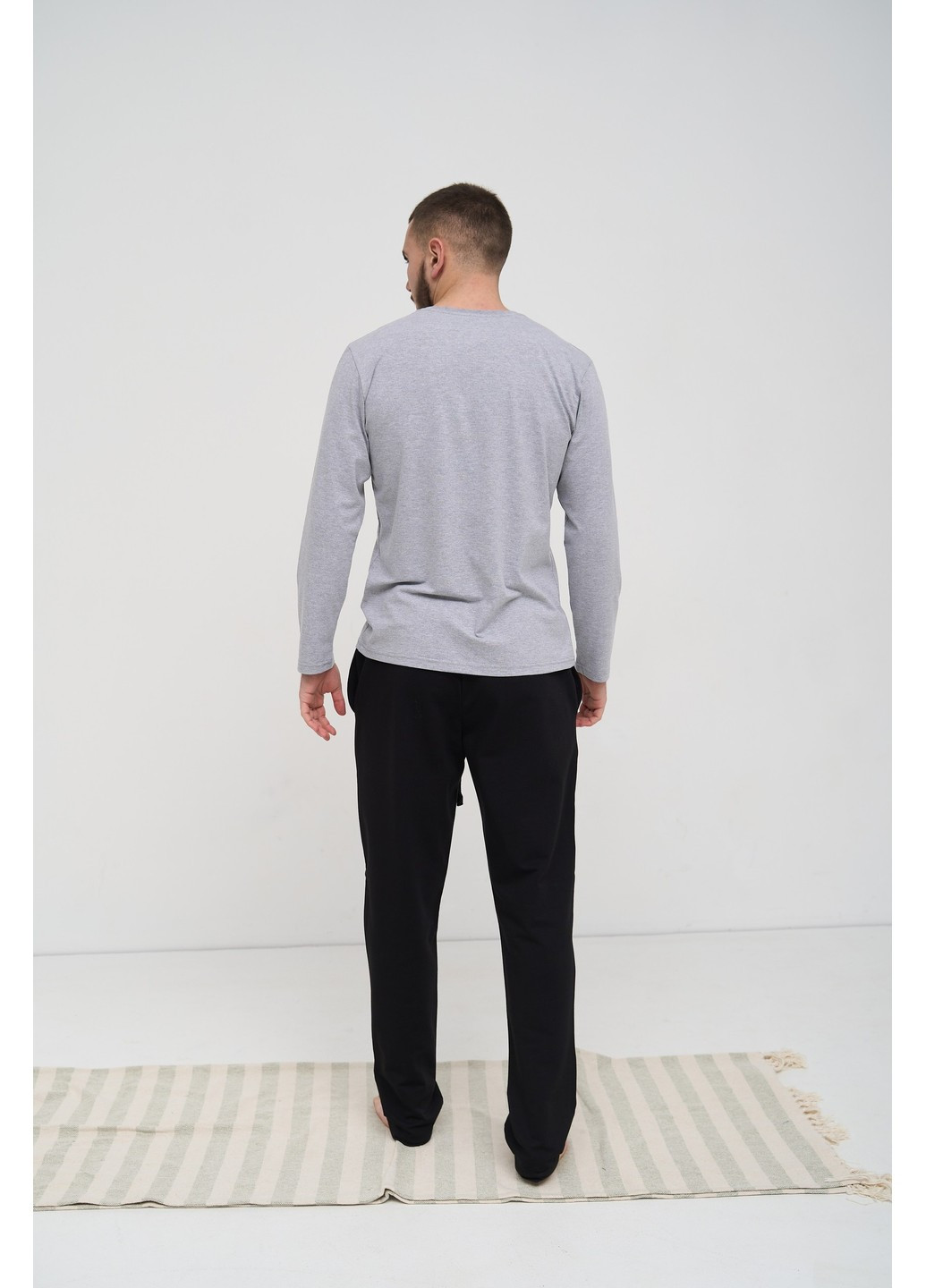 Піжама чоловіча COTTON BASIC лонгслів сірий + штани прямі чорні Handy Wear (275793050)