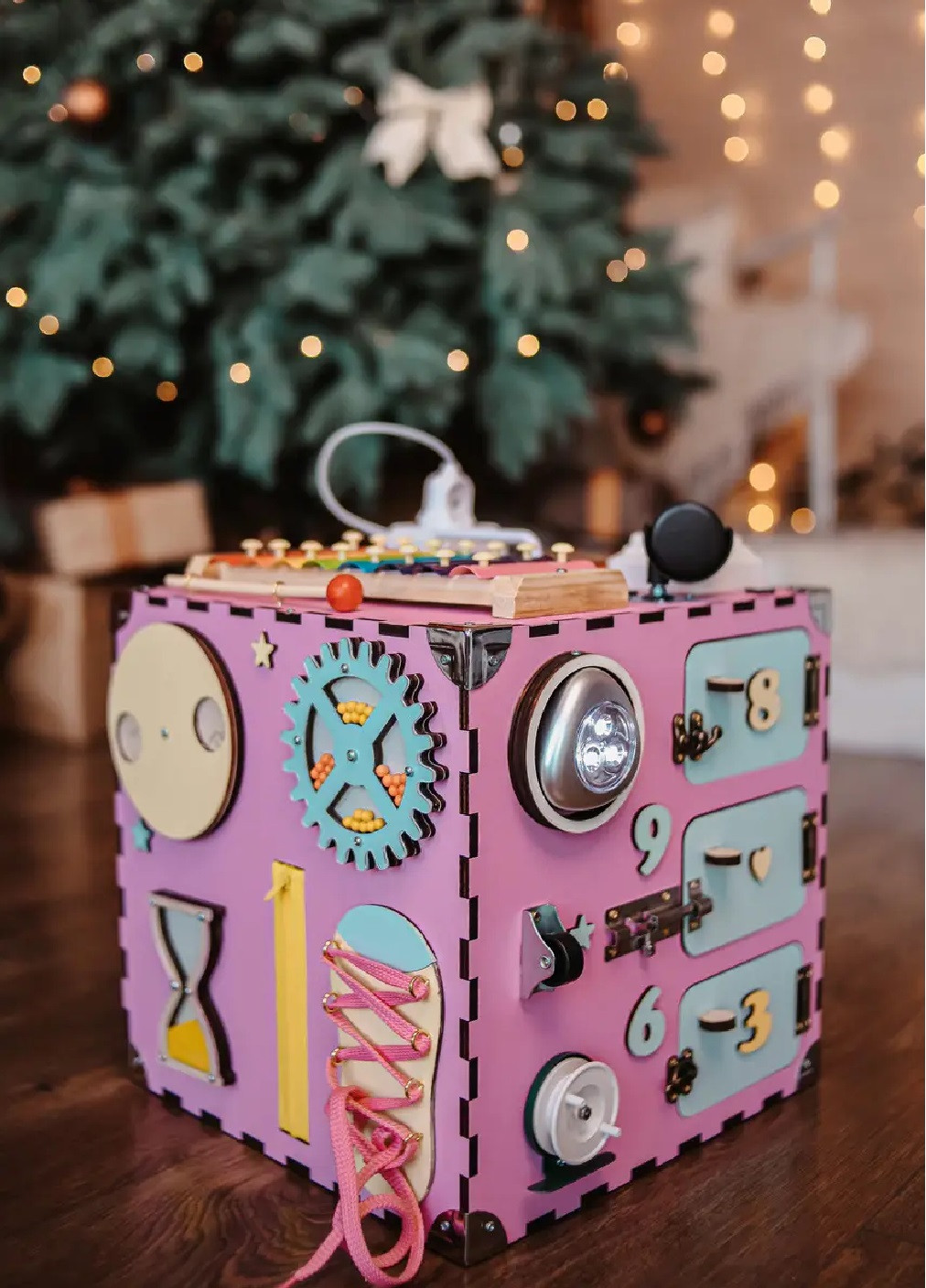Деревянный бизикубик бизиборд кубик развивающая игрушка для детей малышей девочек мальчиков 30х30х30 см (474323-Prob) Розовый Unbranded (258139923)