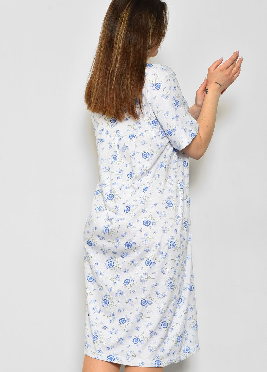 Ночная рубашка женская батальная белого цвета с цветочным принтом Let's Shop (277925710)