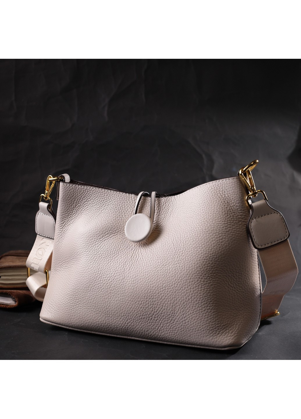 Шкіряна жіноча сумка з оригінальною застібкою ґудзиком 22321 Біла Vintage (276457566)