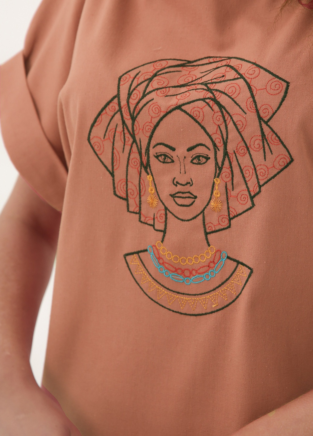 Бежевое кэжуал элегантное и простое длинное платье с вышивкой "африканка" INNOE однотонное