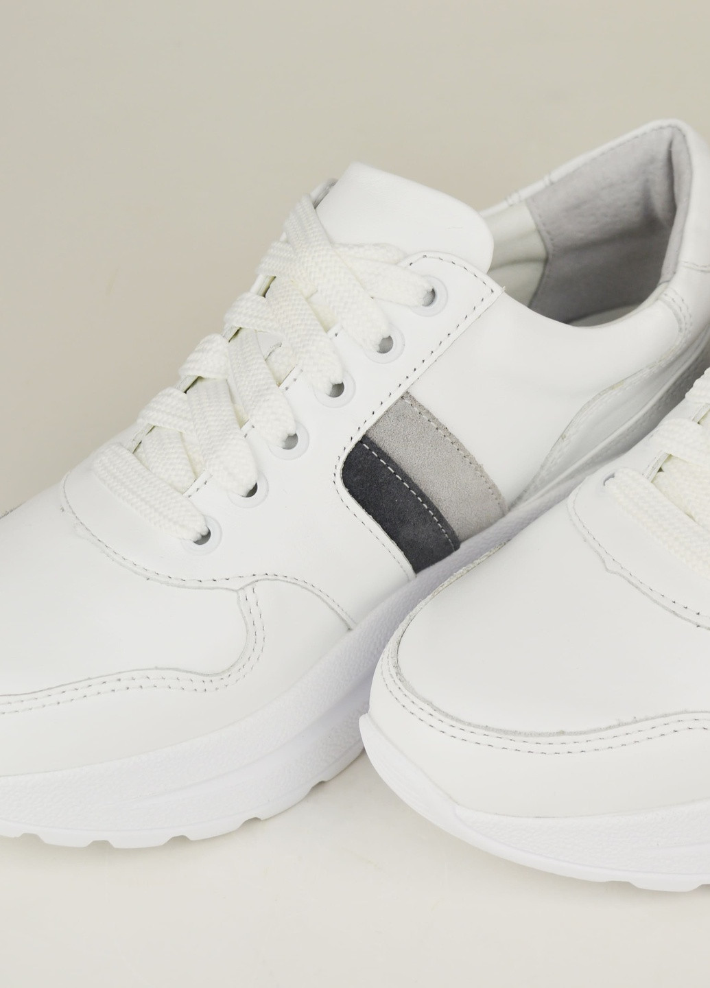Белые демисезонные кроссовки женские белые кожаные . Kento
