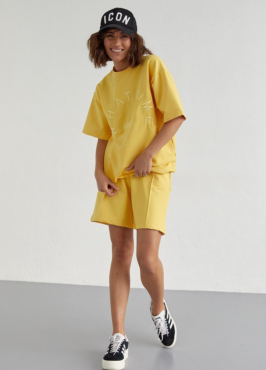 Трикотажний жіночий костюм із шортами та футболкою з вишивкою - жовтий Lurex (262810242)