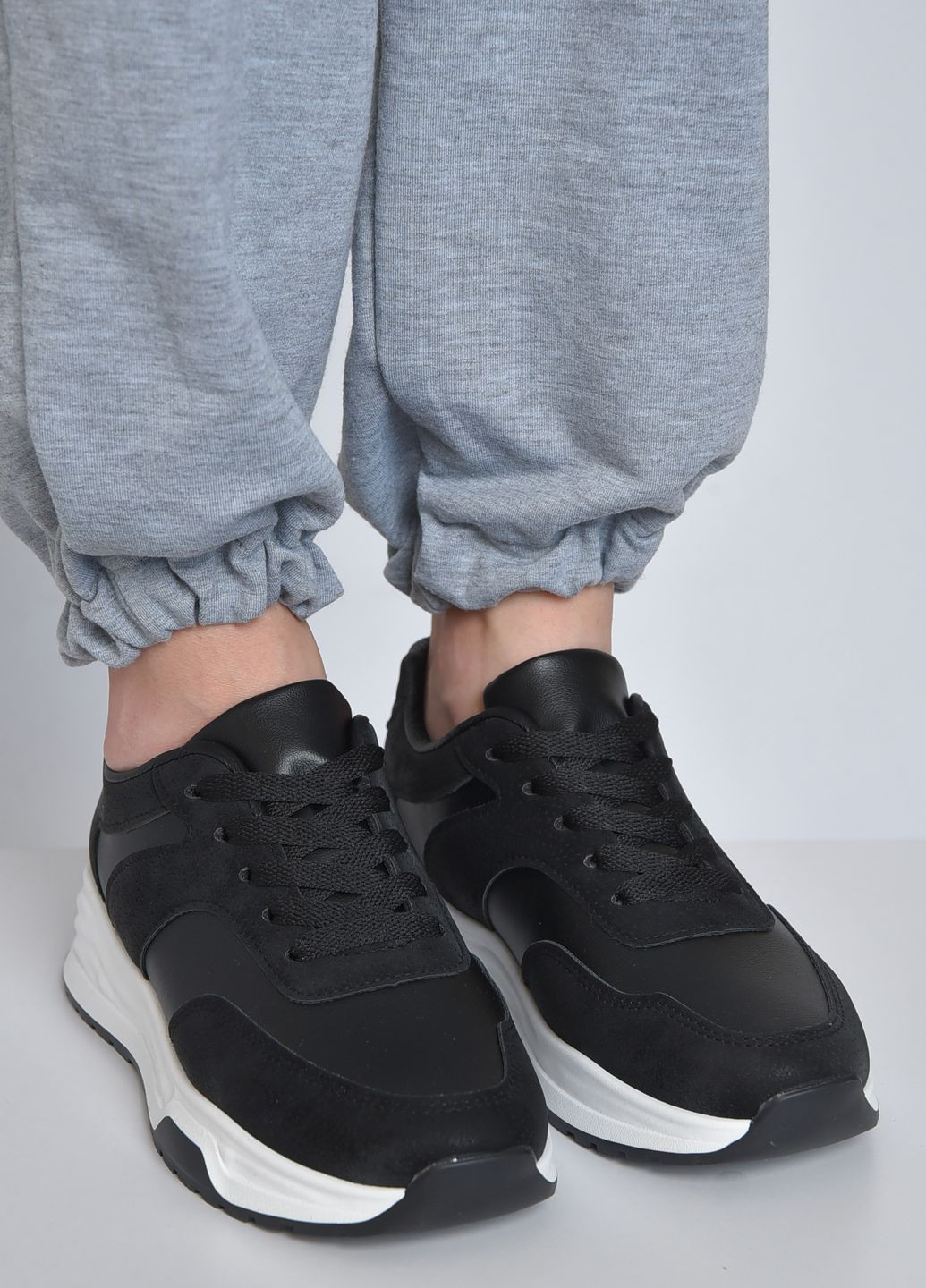 Кроссовки женские черного цвета на шнуровке Let's Shop чёрные демисезоны (265000986)