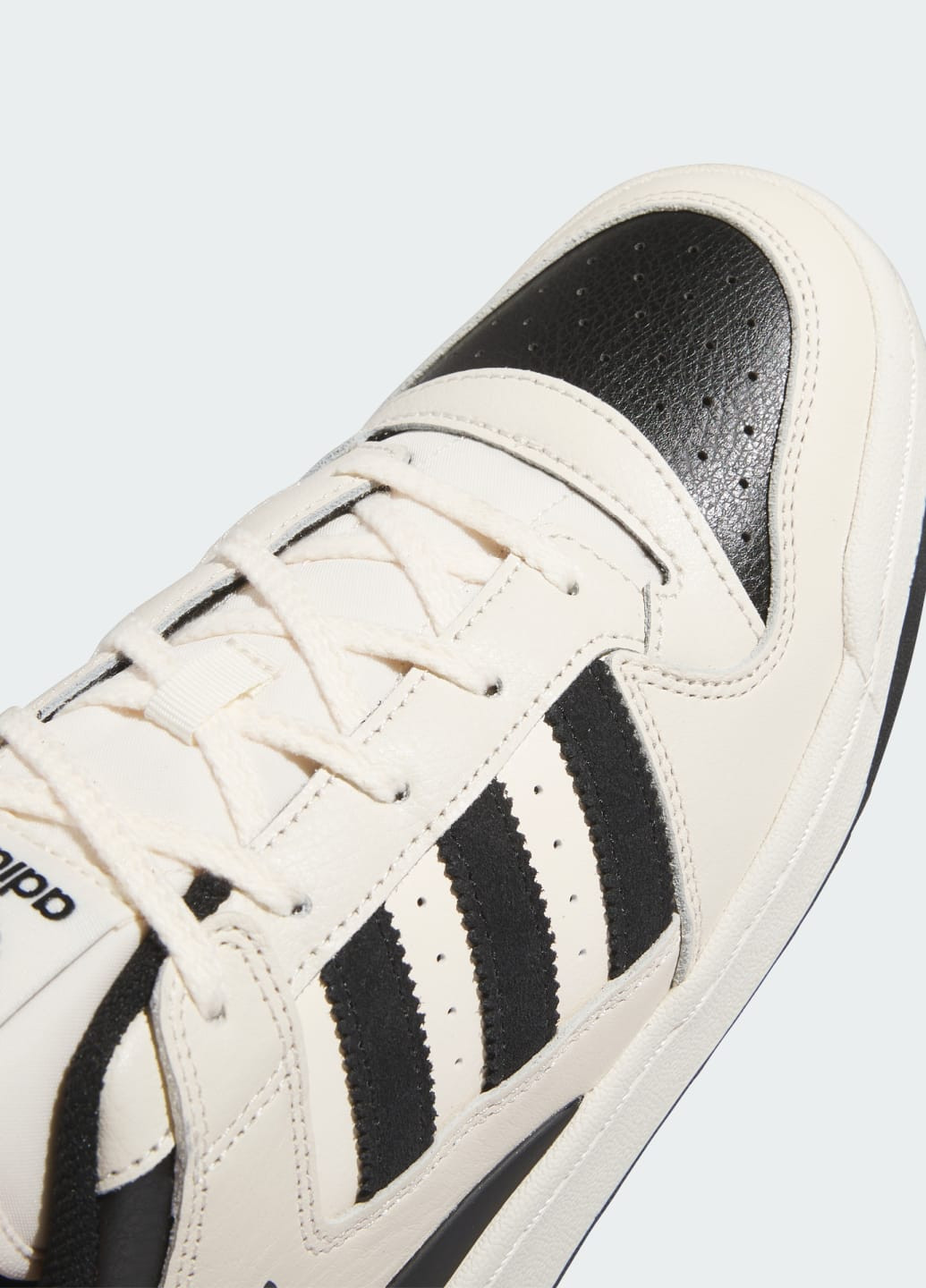 Белые всесезонные кроссовки forum low cl adidas