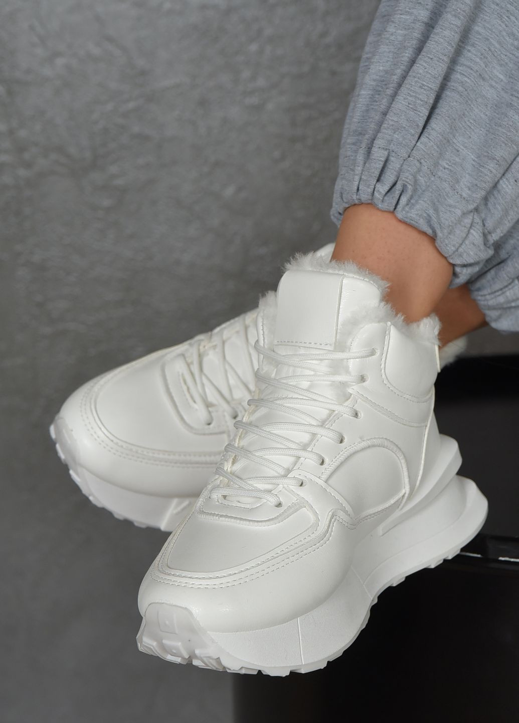 Білі зимовий кросівки жіночі на хутрі білого кольору Let's Shop