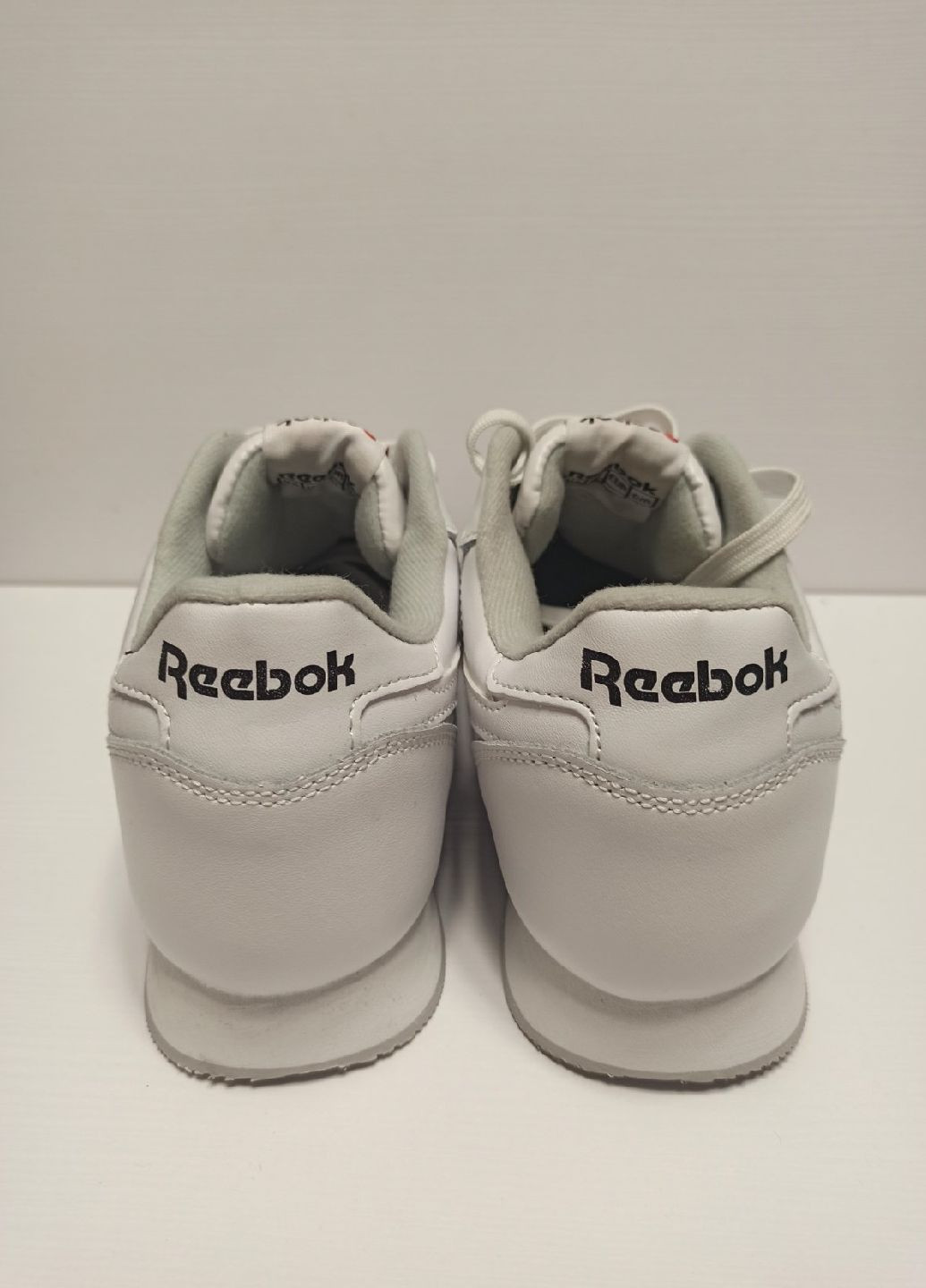 Білі осінні кросівки жіночі репліка reebok No Brand Сlassic