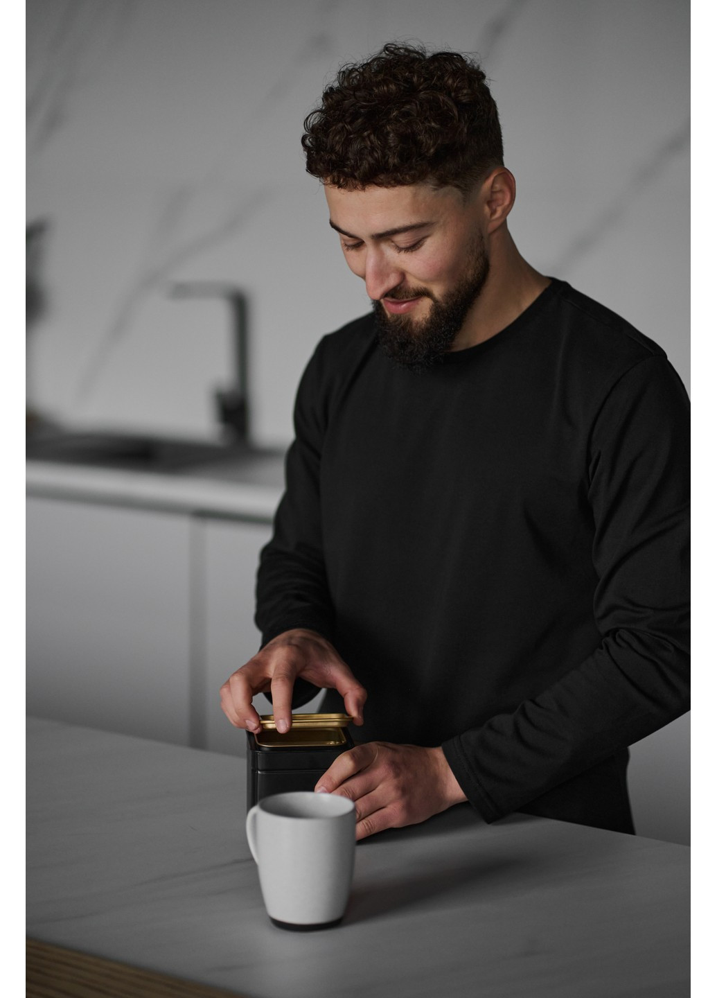 Черный демисезонный повседневный лонгслив Handy Wear однотонный