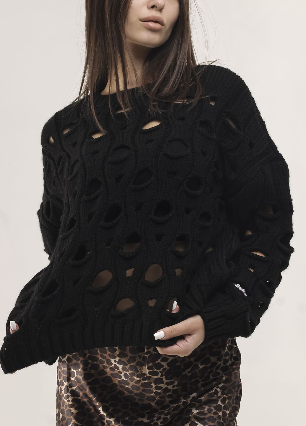 Чорний светр з вирізами чорний Bisou