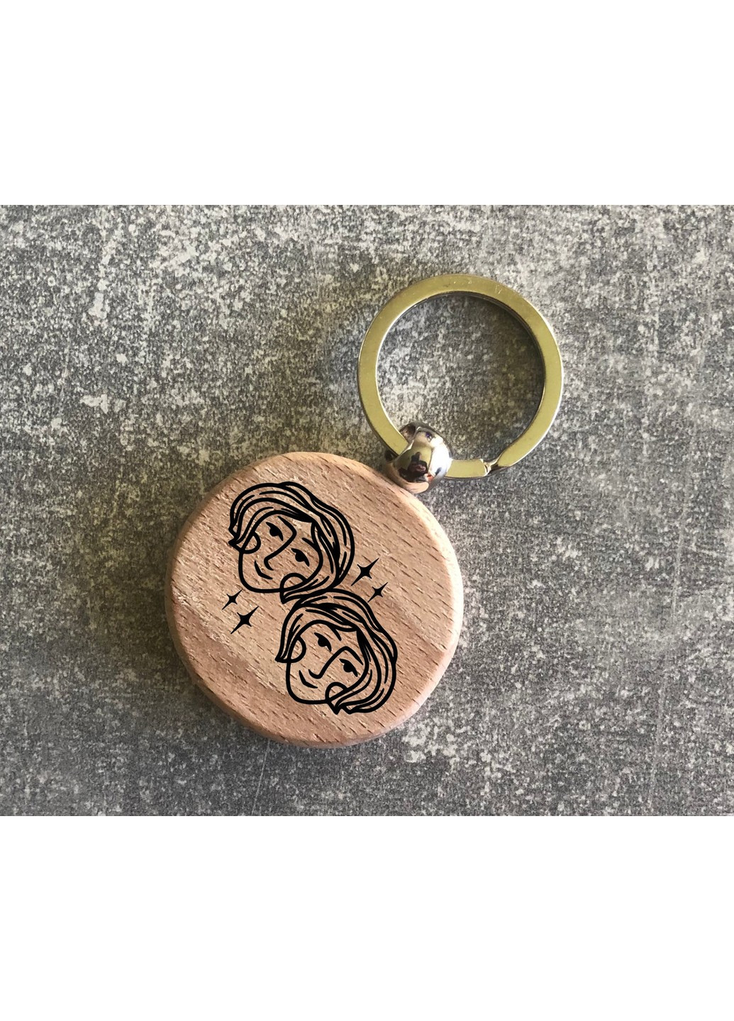 Круглий дерев’яний брелок з зображенням зодіака «Близнюки» ЗаСвіт (261255687)
