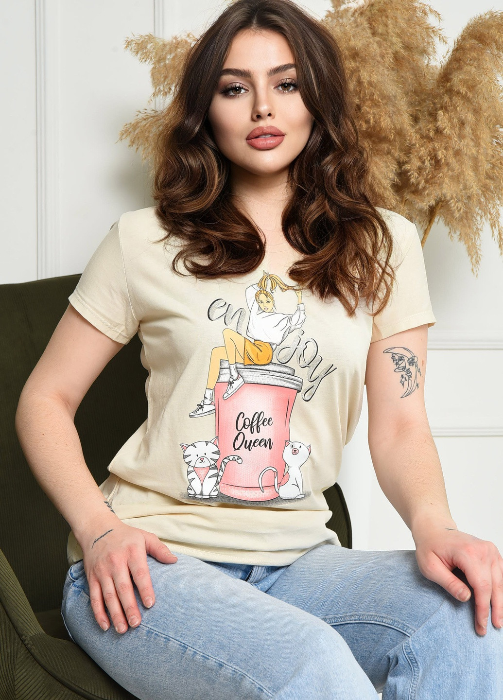 Бежева літня футболка жіноча бежевого кольору Let's Shop