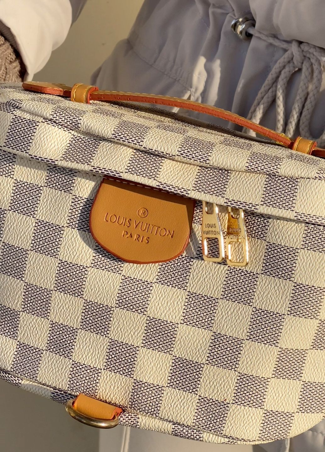 Женская бананка Louis Vuitton бежевая LV (275930000)