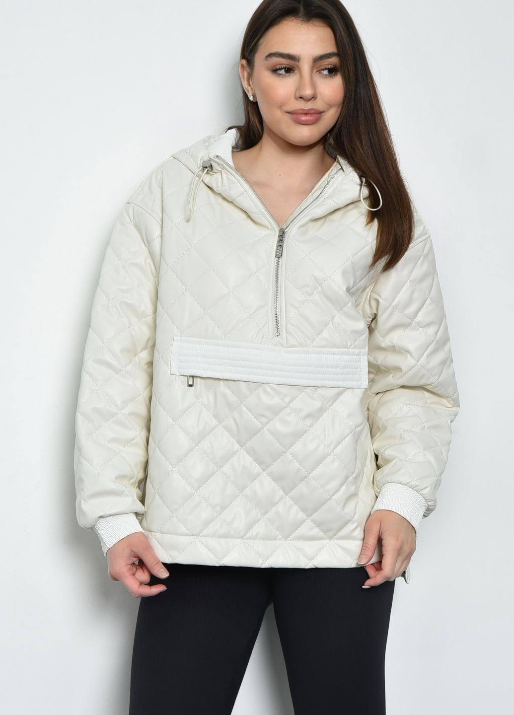 Белая демисезонная куртка-анорак женская демисезонная полубатальная из экокожи белого цвета Let's Shop