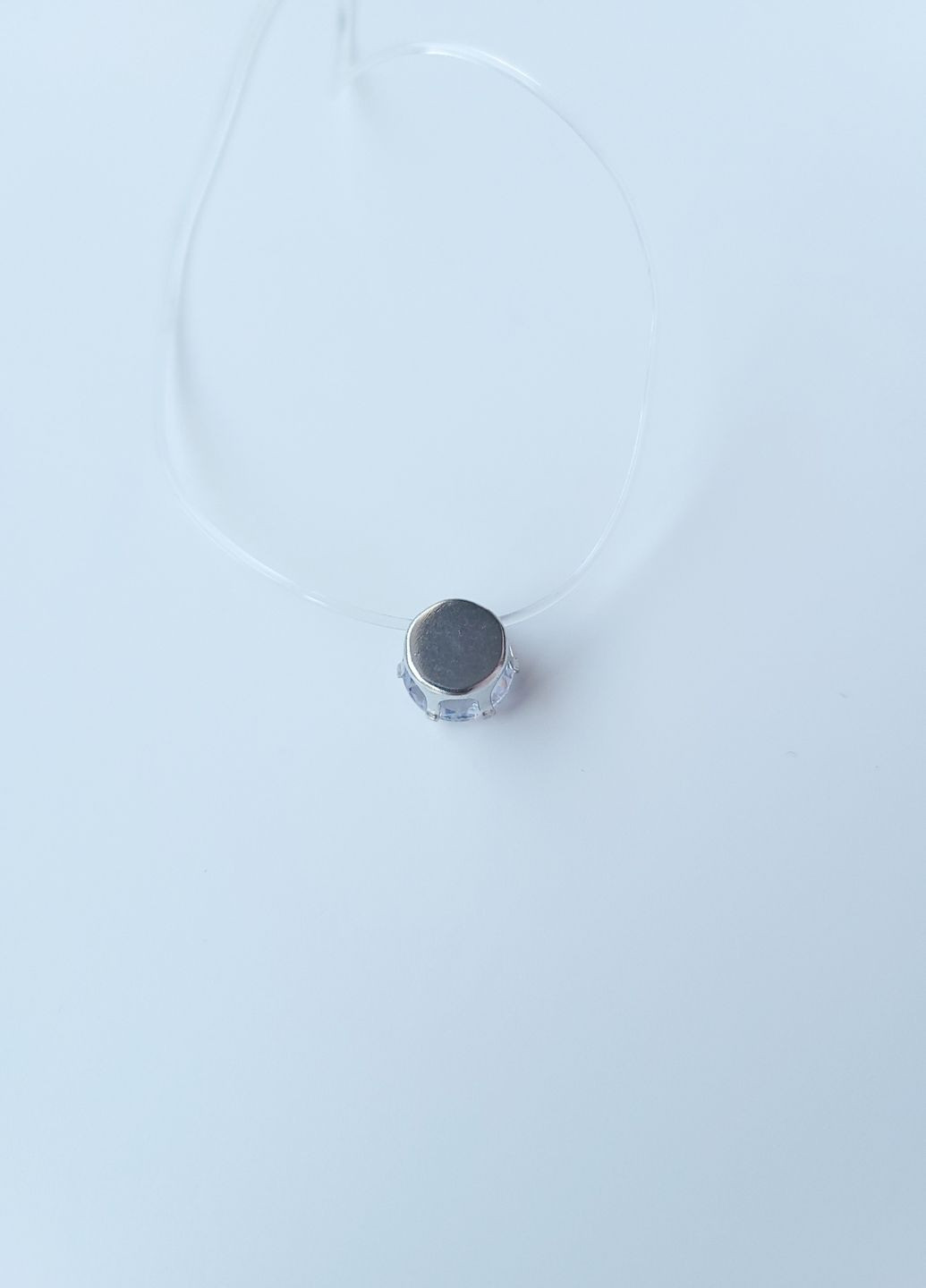 Кулон білий прозорий камінчик на волосіні-резинці з кріпленням зірочкою No Brand (276004392)