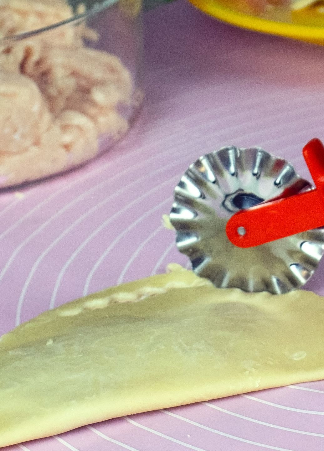 Ніж ролик фігурний зубчастий для тіста та вирізання чебуреків Ø65х185 мм Kitchette (264291687)