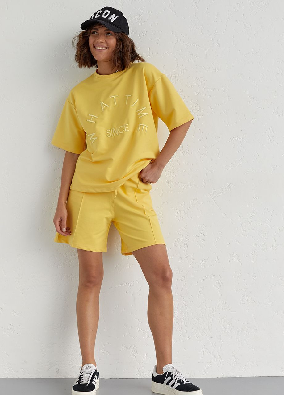 Трикотажный женский костюм с шортами и футболкой с вышивкой - желтый Lurex (262810242)
