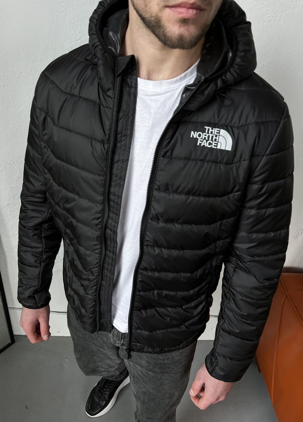 Черная демисезонная короткая демисезонная куртка из лого Vakko
