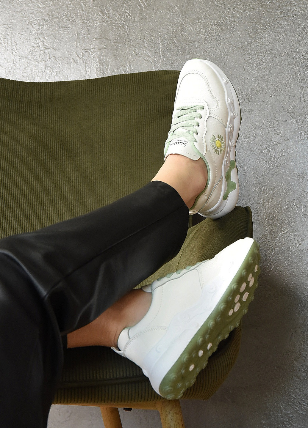 Белые демисезонные кроссовки женские белого цвета с зелеными вставками на шнуровке Let's Shop