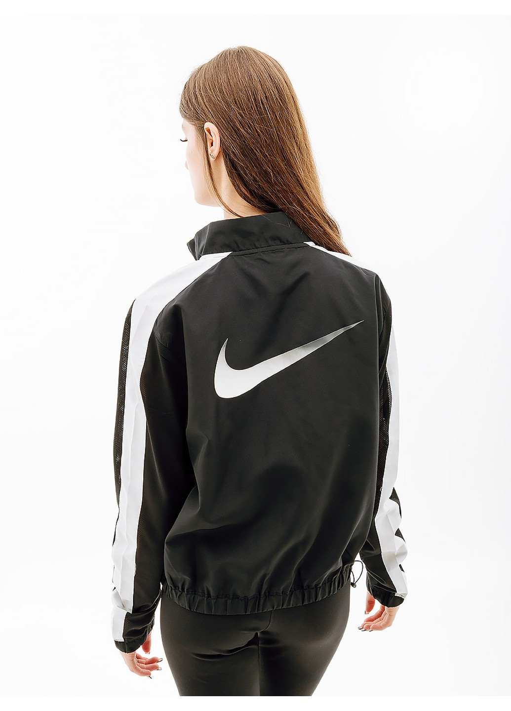 Черная демисезонная куртка w nk swsh run jkt Nike
