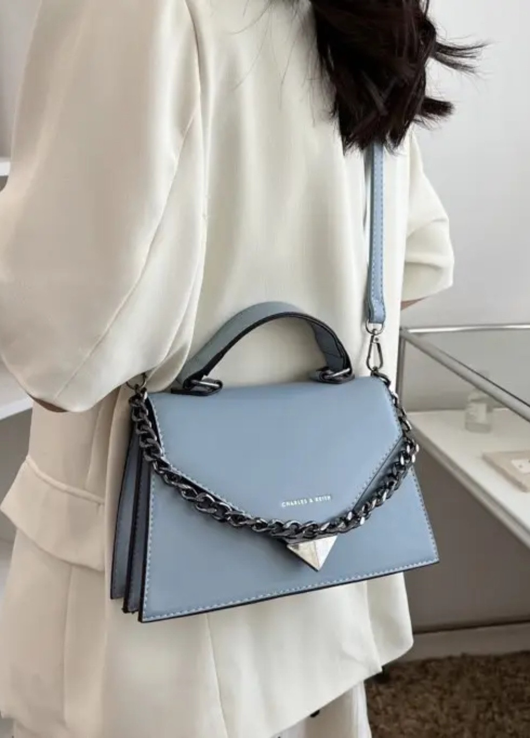 Жіноча класична сумка крос-боді з ланцюжком через плече на ремінці синя голуба No Brand (257765351)