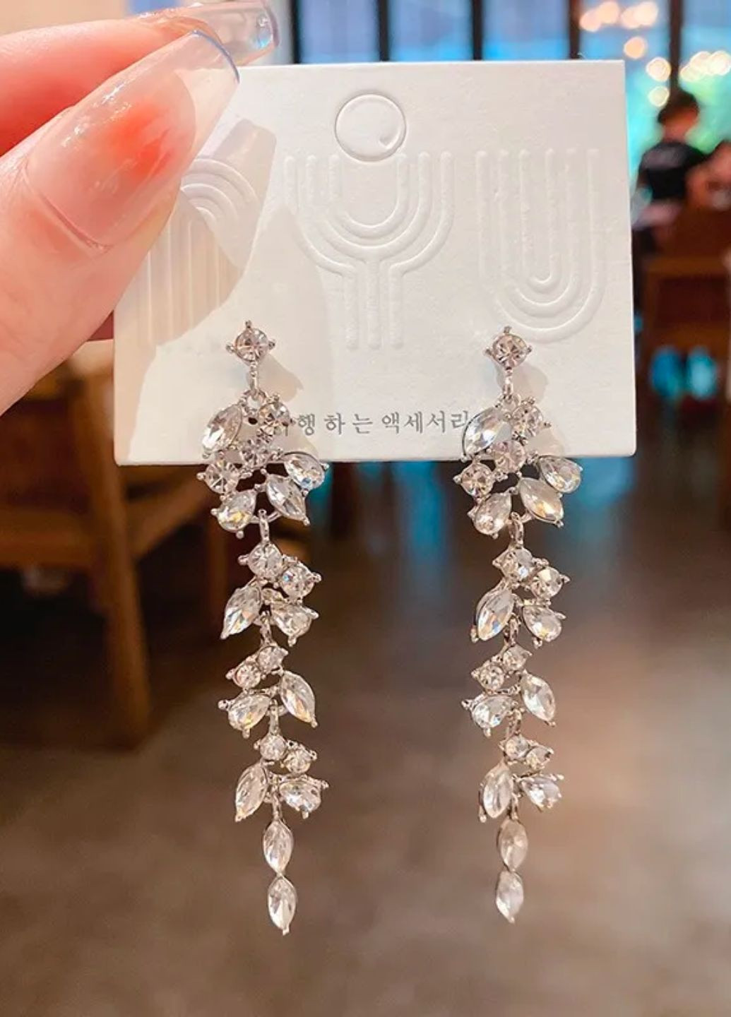 Сережки жіночі довгі з камінням у формі пелюсток подвійні No Brand (277371770)