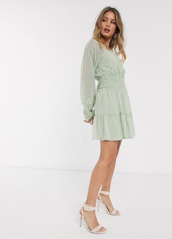 Світло-зелена шавлієво-зелена коротка приталена сукня з мереживом та збірною талією design Asos