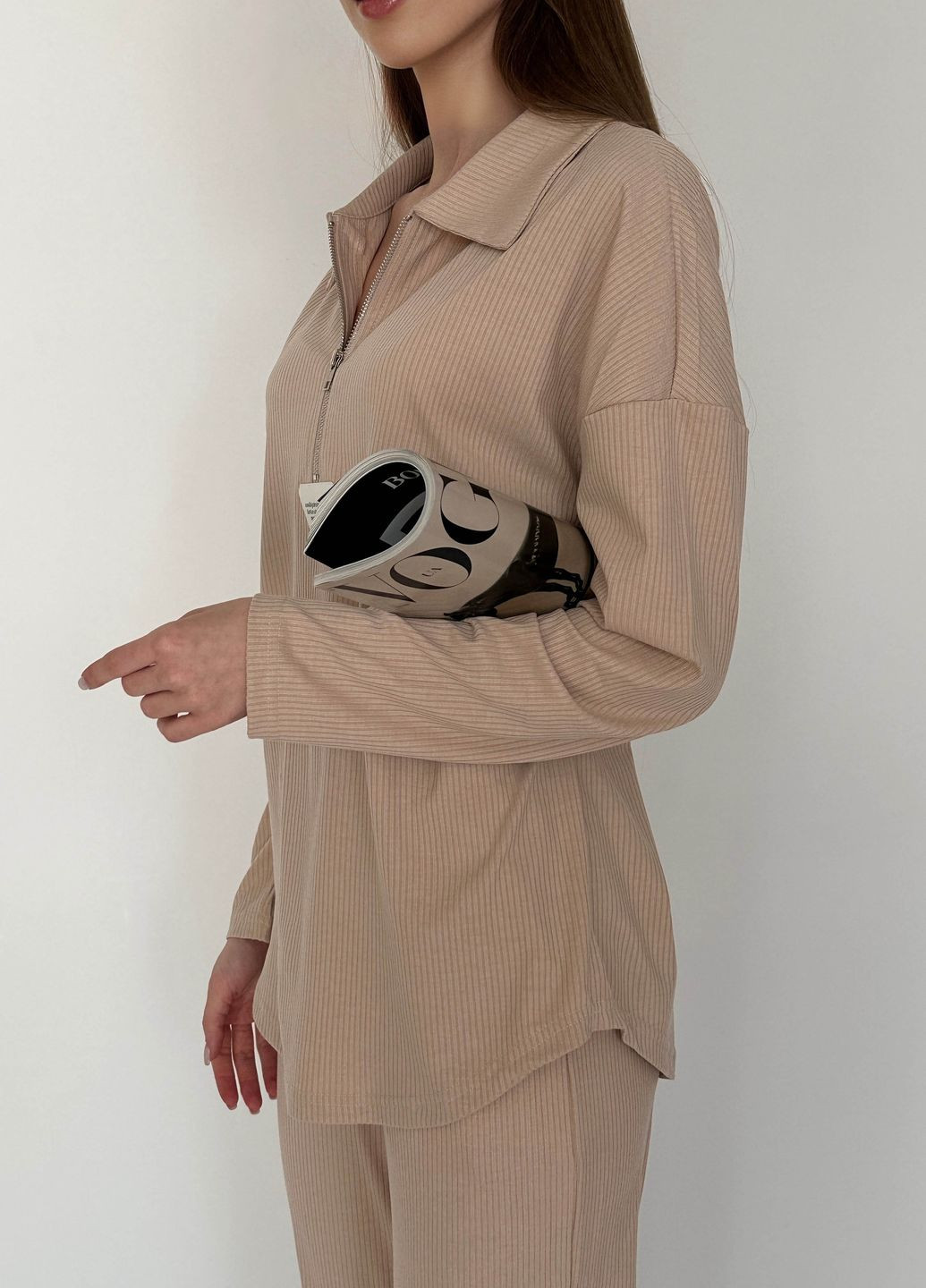Жіночий костюм з тканини рубчик бежевого кольору Let's Shop (260941817)