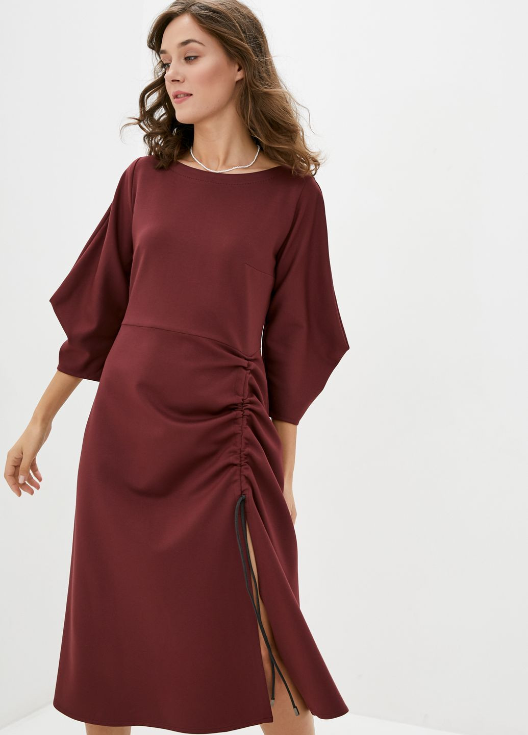 Бордовое деловое платье миди с драпировкой фицровия Dolcedonna однотонное