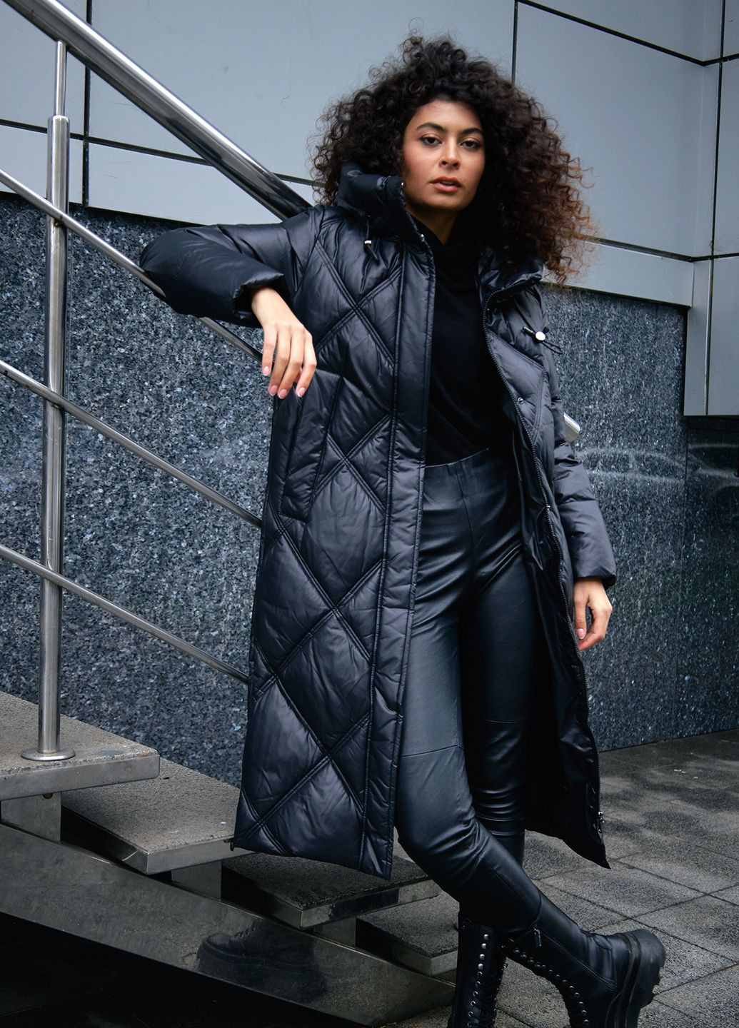 Чорна зимня базова куртка-пальто з капюшоном модель Ziai 22651