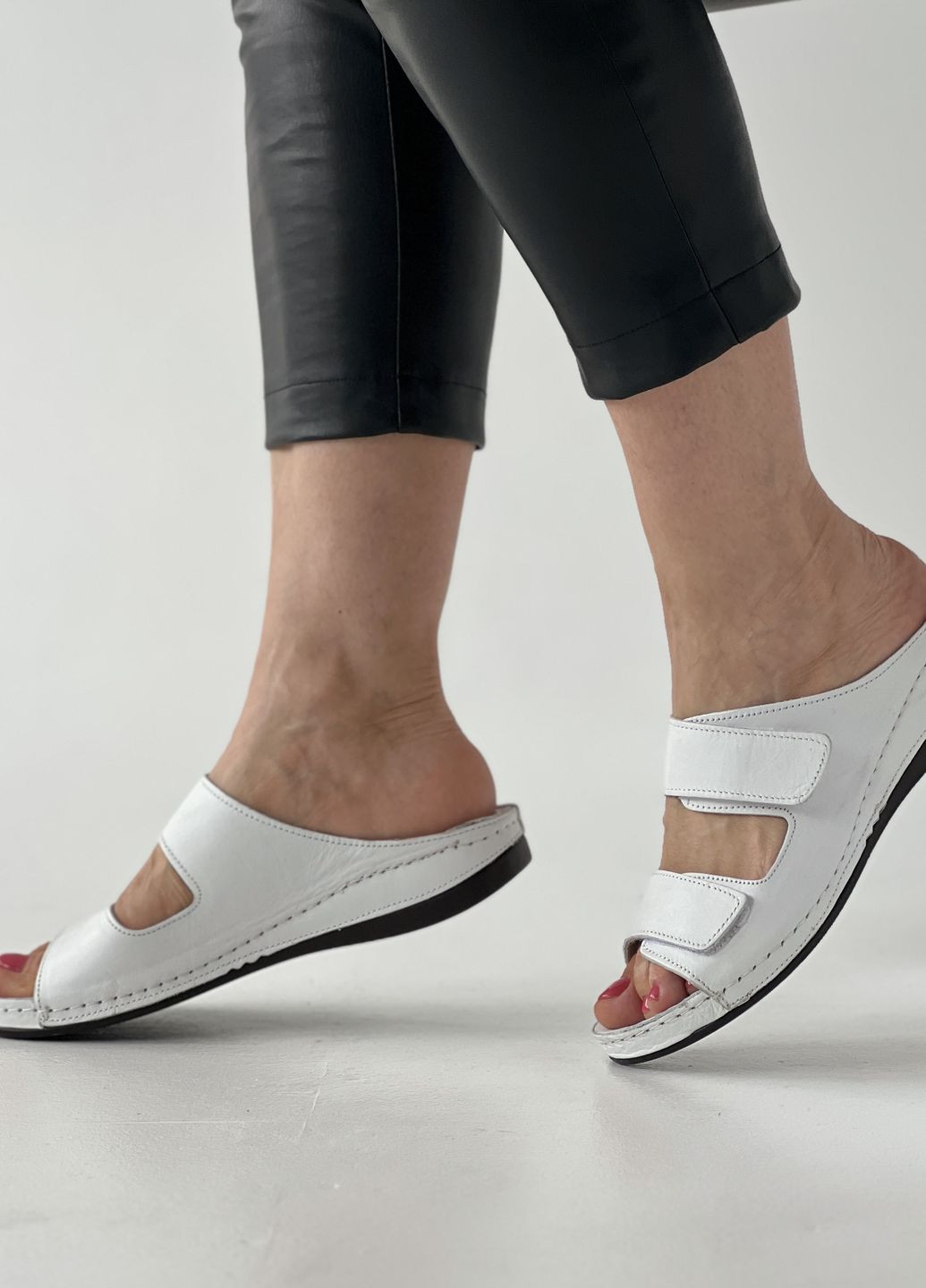 Белые шлепанцы Sherlock Soon