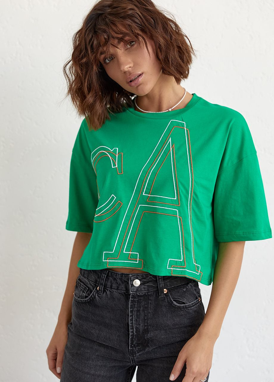 Зеленая летняя укороченная женская футболка с вышитыми буквами - зеленый Lurex